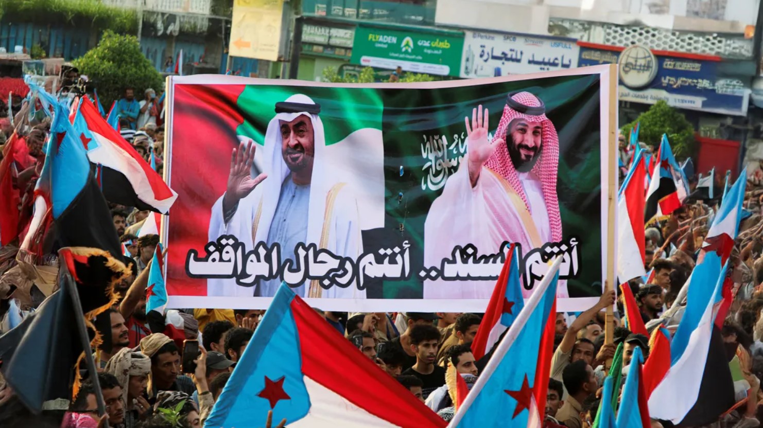 كيف تُعيد التوترات الإماراتية السعودية في اليمن تشكيل سياسات الخليجي؟