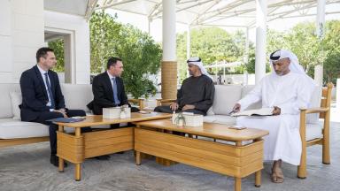 رئيس الدولة يستقبل مسؤولاً مجرياً ويبحثان تطوير التعاون والتطورات الإقليمية